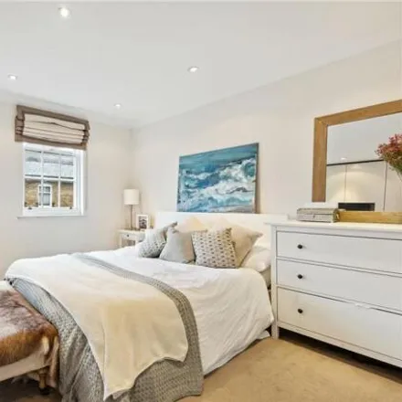 Image 5 - Greens Court, Holland Park Avenue, London, W11 3RB, United Kingdom - Townhouse for sale