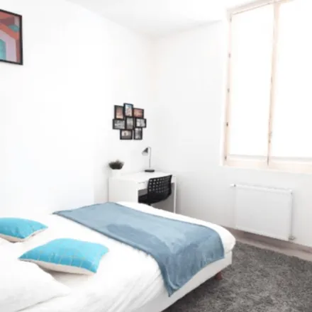 Rent this 7 bed room on Hôtel De Nesmond in 17 Rue Vital Carles, 33000 Bordeaux