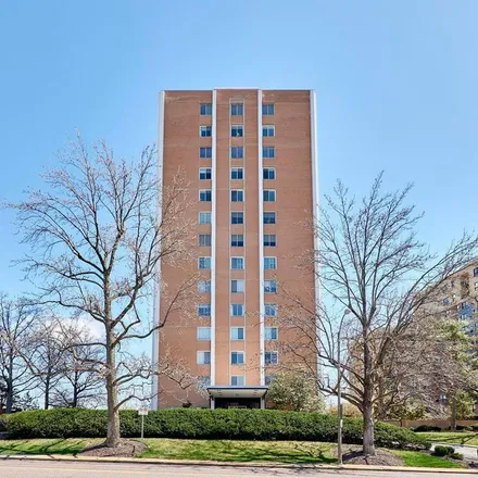 Rent this 3 bed apartment on Hanley Towers Condominiums in 900 South Hanley Road, Clayton