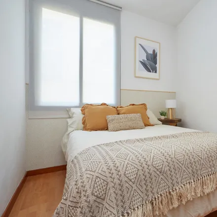 Rent this 2 bed apartment on Facultat de Geografia i Història i Facultat de Filosofia. Universitat de Barcelona in Carrer de Montalegre, 6
