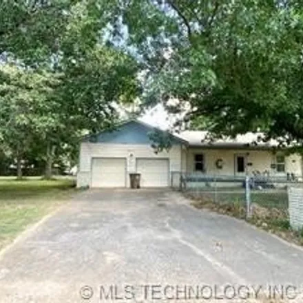 Buy this 4 bed house on 929 Southeast 9th Street in Wagoner, OK 74467