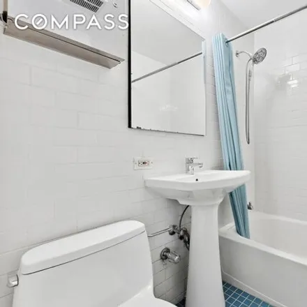 Image 5 - 227 East 12th Street, New York, NY 10003, USA - Apartment for sale