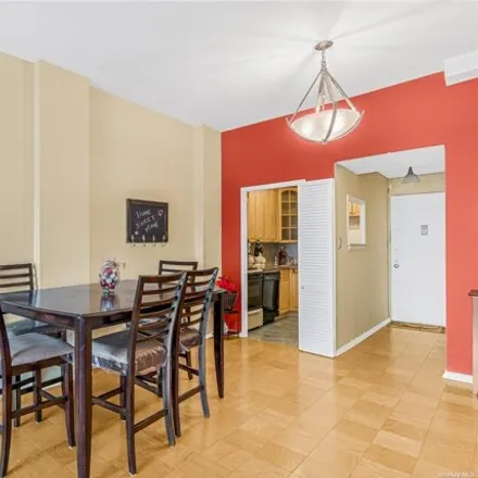 Image 6 - Fairview, 61-20 Grand Central Parkway, New York, NY 11375, USA - Apartment for sale