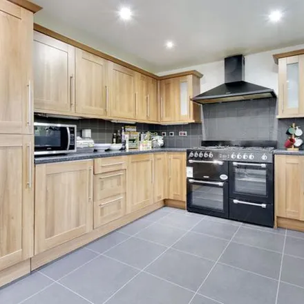 Rent this 5 bed apartment on Vicarage Lane in Leicester, LE5 1EE
