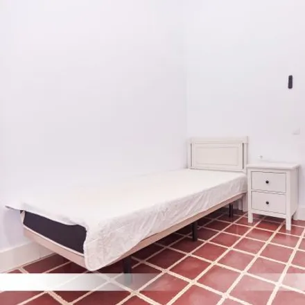 Image 1 - Avenida de la Reina Mercedes, 57, 41012 Seville, Spain - Room for rent