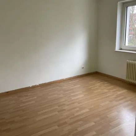 Rent this 3 bed apartment on Holzweg 79 in 40789 Monheim am Rhein, Germany