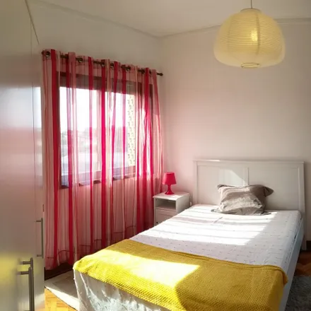 Rent this 4 bed room on Rua Honório de Lima in 4200-356 Porto, Portugal