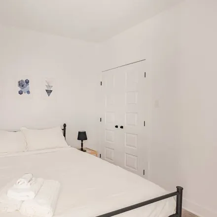 Image 3 - Montreal, QC H2V 4G1, Canada - Apartment for rent