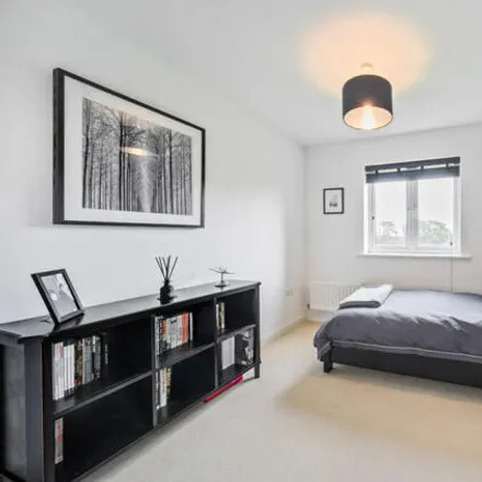 Image 9 - Beacon Crescent, Hindhead, GU26 6UG, United Kingdom - Apartment for sale