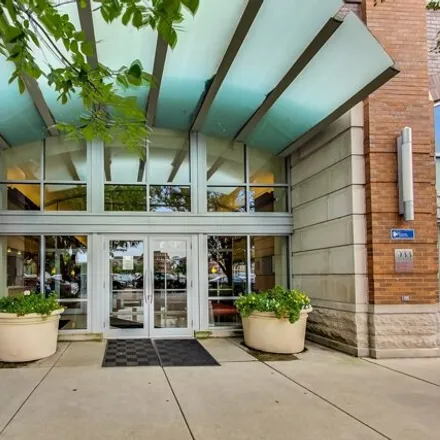 Buy this 3 bed condo on 933 West Van Buren Street in Chicago, IL 60607