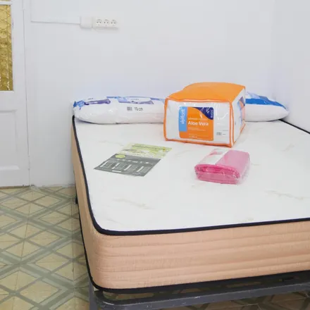 Rent this 2 bed room on La Porca in Carrer de Mata, 16