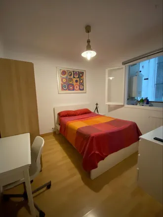 Rent this 4 bed room on Medicina China in Avinguda de Roma, 13 - 15 bajos