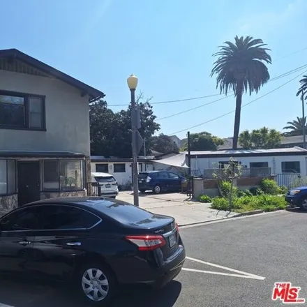 Buy this studio house on 289 West 7th Street in Long Beach, CA 90813