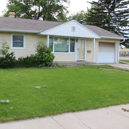 Buy this 4 bed house on 1404 Royal Road in Aberdeen, SD 57401