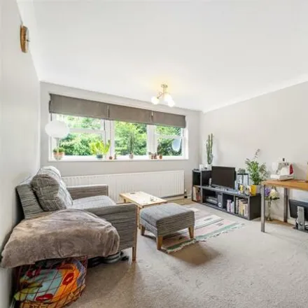 Image 3 - Franklin Close, London, SE27 0PT, United Kingdom - Apartment for sale