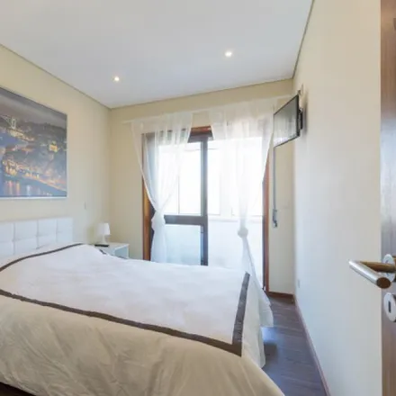 Rent this 2 bed room on Ordem dos Enfermeiros - Secção Regional do Norte in Rua de Latino Coelho 352, 4000-314 Porto