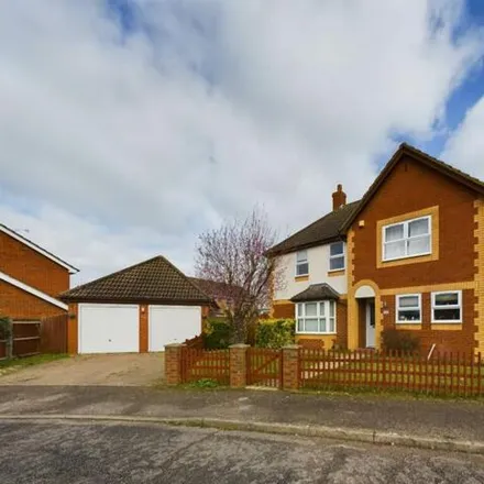 Buy this 4 bed house on Chaffinch in Buckinghamshire, HP19 0GQ