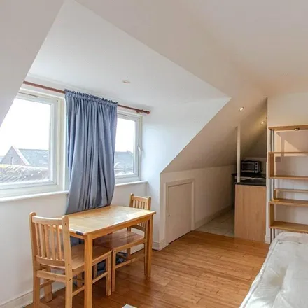 Rent this studio apartment on Emanuel Avenue in London, W3 6NW