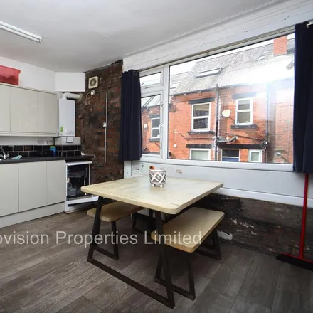Image 3 - 39 Manor Drive, Leeds, LS6 1DD, United Kingdom - Townhouse for rent