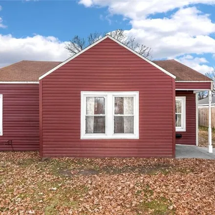 Buy this 3 bed house on 698 South Central Avenue in Wood River, IL 62095
