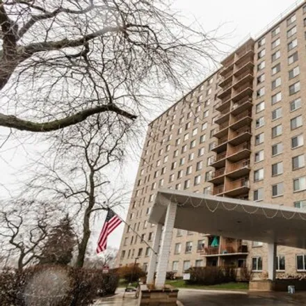 Buy this 3 bed condo on 6833 North Kedzie Avenue in Chicago, IL 60645