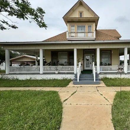 Image 2 - 170 South Pecan Street, Pearsall, TX 78061, USA - House for sale