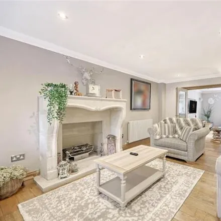 Image 9 - Abbots Close, Brentwood, CM15 8LT, United Kingdom - House for sale