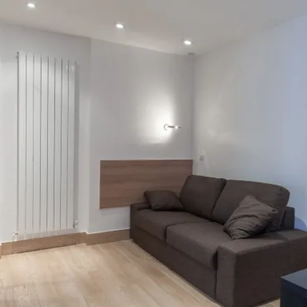 Rent this 2 bed apartment on 90 Avenue du Général de Gaulle in 92140 Clamart, France