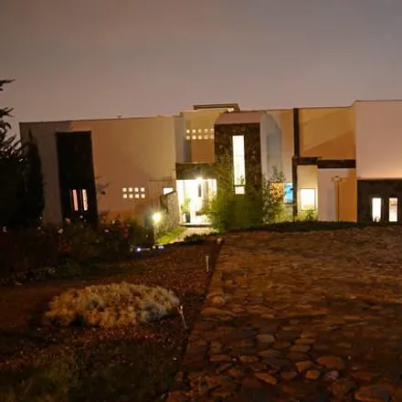 Rent this 6 bed house on Las Cortezas in 794 0068 Peñalolén, Chile