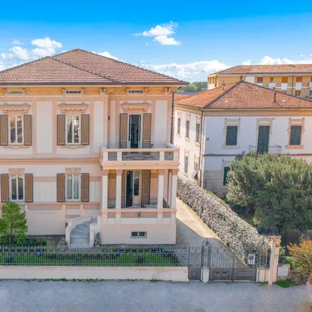 Buy this 6 bed house on Lucca
