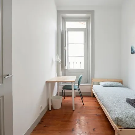 Rent this 4 bed room on MOBI-LSB-00049 in Travessa de Santa Marta, 1150-297 Lisbon