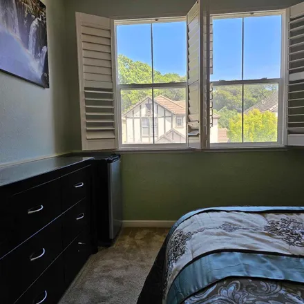 Rent this 1 bed room on 653 Peridot Place in Fairfield, CA 94534