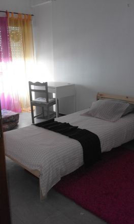 Rent this 3 bed room on Escola Básica 2/3 Avelar Brotero in Avenida Professor Doutor Augusto Abreu Lopes, 2675-296 Odivelas