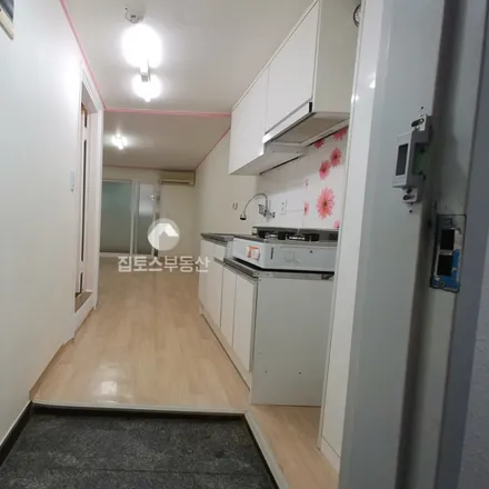 Rent this studio apartment on 서울특별시 강남구 대치동 916-29