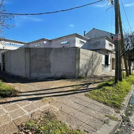 Buy this 4 bed house on Avenida Hipólito Yrigoyen 3823 in 1824 Lanús Centro Oeste, Argentina