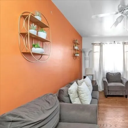 Image 4 - 560 Glenmore Avenue, New York, NY 11207, USA - House for sale