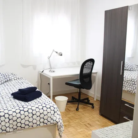 Rent this 5 bed room on Madrid in Farmacia - Paseo Pontones 27, Paseo de los Pontones