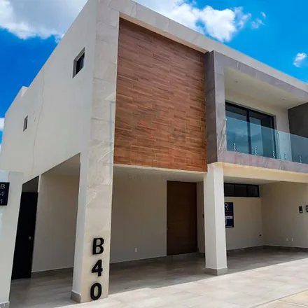 Buy this studio house on Avenida Paseo del Molino in El Molino Residencial Golf, 37138 León
