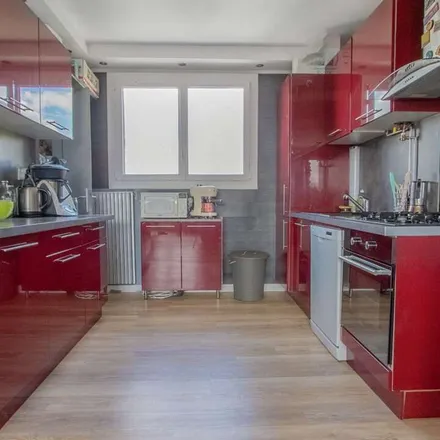 Rent this 3 bed apartment on Avenue de l'Île-de-France in 78340 Les Clayes-sous-Bois, France
