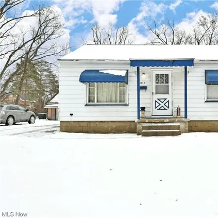 Buy this 2 bed house on 1533 Adelaide Avenue Southeast in Warren, OH 44484