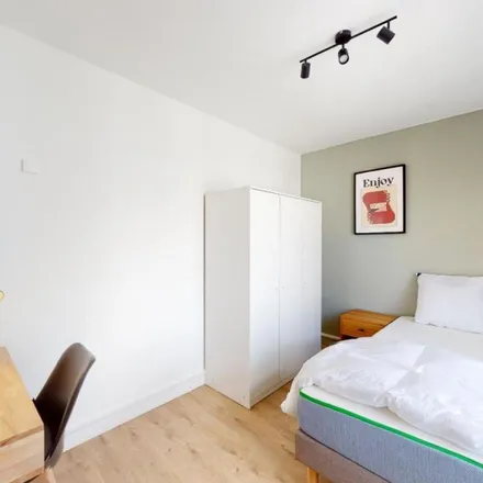 Rent this 4 bed apartment on 3 Rue du Médecin-Colonel Albert Chemin in 33000 Bordeaux, France