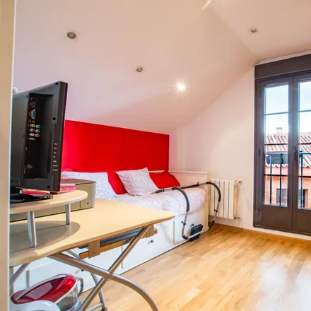 Rent this 3 bed room on Madrid in Calle de Arratia, 28803 Alcalá de Henares