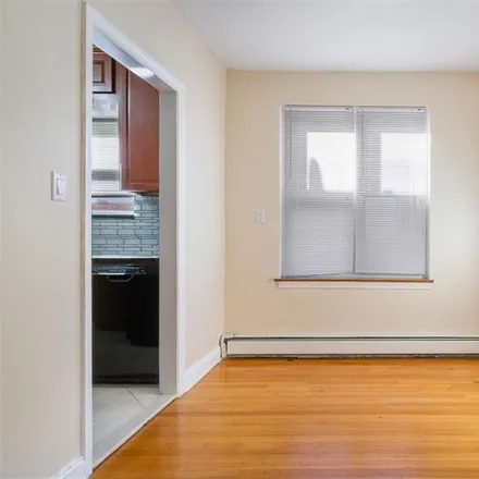Image 6 - 2426 Woodhull Avenue, New York, NY 10469, USA - Townhouse for sale