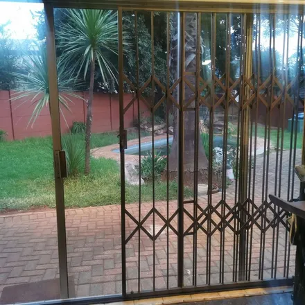 Image 5 - Jacaranda Street, Lindhaven, Roodepoort, 1725, South Africa - Apartment for rent