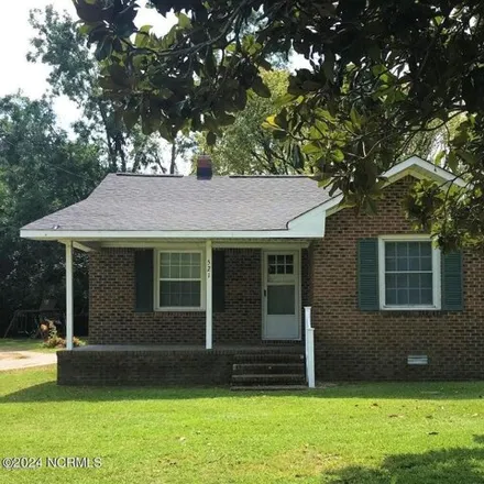 Buy this 2 bed house on 587 West Boulevard in Williamston, NC 27892