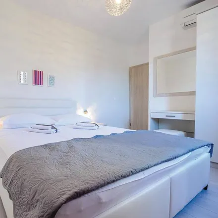 Rent this 1 bed apartment on Osnovna škola Cavtat in Ulica Stjepana Radića 3, 20210 Cavtat