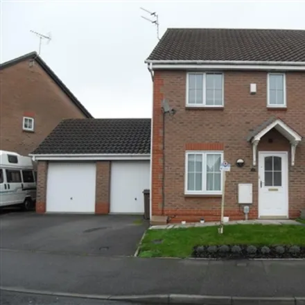 Rent this 3 bed duplex on Aire Close in Brough, HU15 1GB