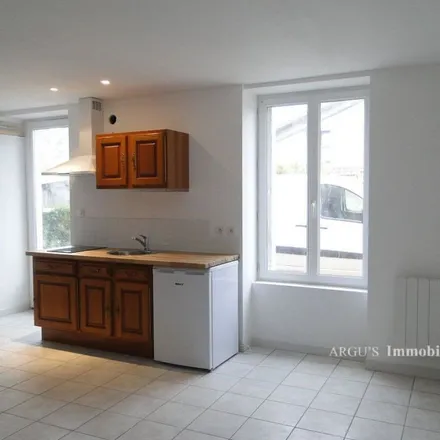 Image 3 - 82 Grand Rue, Couhé, 86700 Valence-en-Poitou, France - Apartment for rent