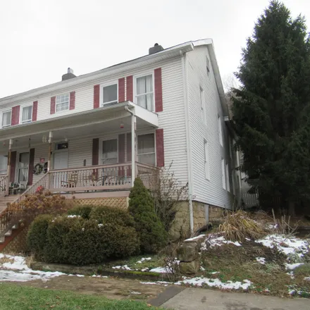 Buy this studio duplex on 614 Temple Street in Hinton, WV 25951