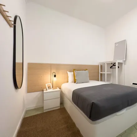 Rent this 4 bed room on Farmàcia Grau Gasulla in M. Isabel, Gran Via de les Corts Catalanes